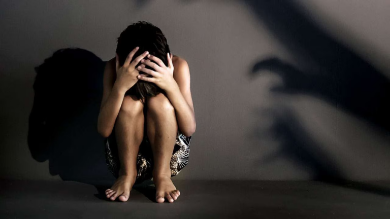 इंदौर में सौतेली बेटी से रेप का आरोप:दूसरी बार गलत हरकत करने पहुंचा आरोपी, परिवार ने पकड़कर पीटा