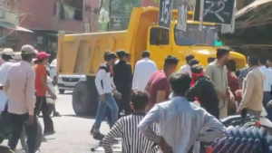 इंदौर में डंपर ने पिकअप को मारी टक्कर:विजय नगर चौराहे की घटना, पिकअप पलटी, ड्राइवर घायल, डंपर चालक भागा