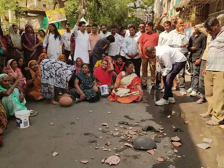 इंदौर में जल संकट पर फूटा आक्रोश… विकास नगर में चक्काजाम, लोगों ने मटके फोड़कर जताया विरोध