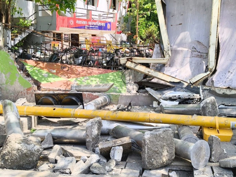 इंदौर में बेकाबू कार बस स्टॉप को उड़ाते हुए पलासिया थाने में घुसी, चालक साथियों संग फरार