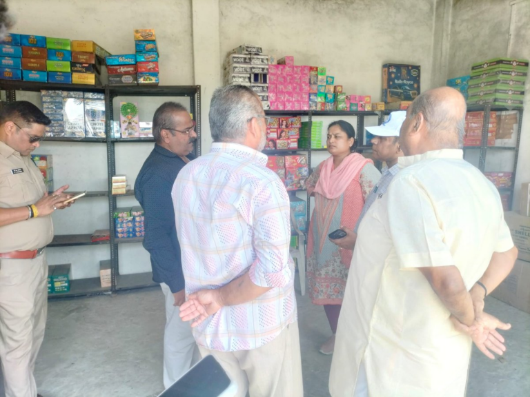 कलेक्टर श्री शिवम वर्मा के निर्देश पर जिलेभर में पटाखा फैक्ट्रियों और गोदामों की जांच लगातार जारी