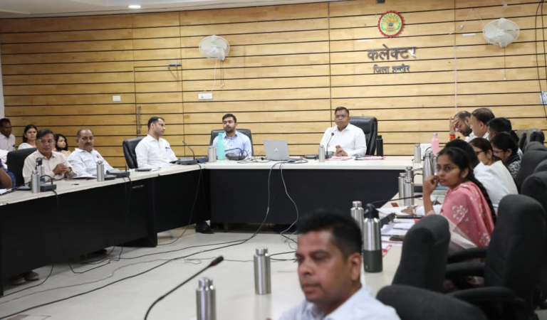 मानसून पूर्व तैयारियों की कलेक्टर श्री शिवम वर्मा ने की समीक्षा