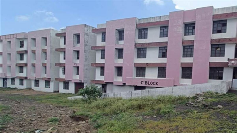 इंदौर में गैस की किल्लत: आईईटी गर्ल्स होस्टल में मेस संचालक ने 300 रुपये बढ़ाए तो छात्राओं ने लगवाए टिफिन, बिगड़ी व्यवस्था