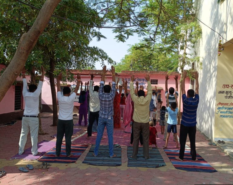 “घर-घर योग-हर व्यक्ति निरोग” अभियान के तहत ग्रामीणों को किया जा रहा योग के प्रति जागरूक