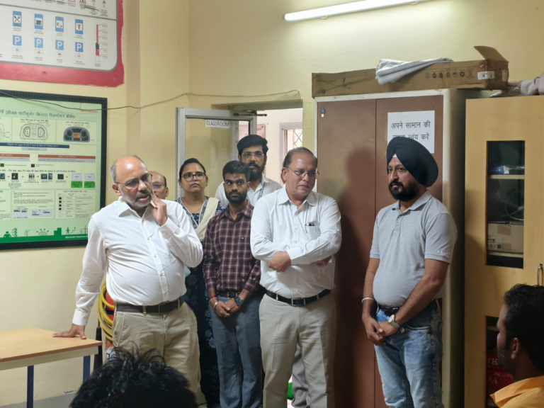 कौशल विकास विभाग के प्रमुख सचिव श्री मनीष सिंह और संचालक श्री वसंत कुर्रे ने इंदौर में ड्राईवर ट्रेनिंग इंस्टिट्यूट का किया निरीक्षण