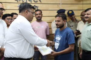 सड़क दुर्घटना में घायल व्यक्ति को समय पर में अस्पताल पहुँचाकर नवजीवन देने वाले श्री निलेश गौर को राह-वीर अवॉर्ड एवं प्रशस्ति पत्र से किया सम्मानित