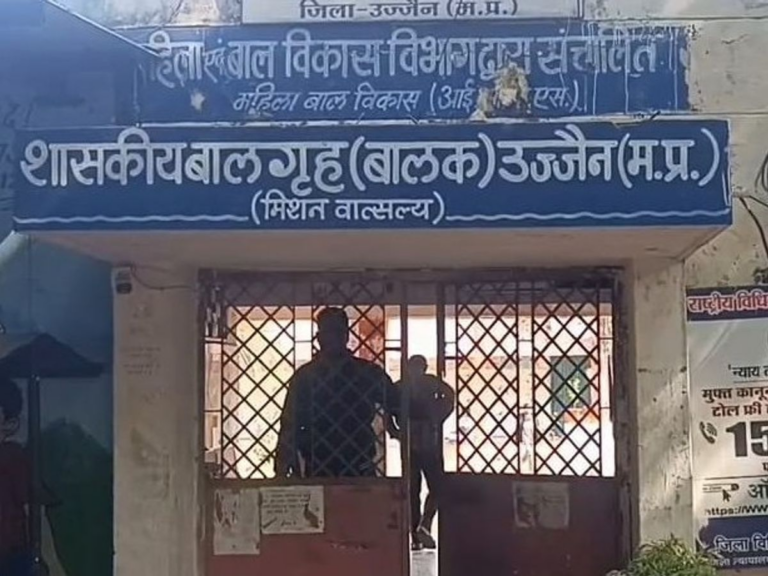 बालगृह के बाथरूम की ग्रिल तोड़कर तीन बच्चे भागे:सुरक्षा पर सवाल; जनवरी में फरार हुए दो बच्चों का भी अब तक सुराग नहीं