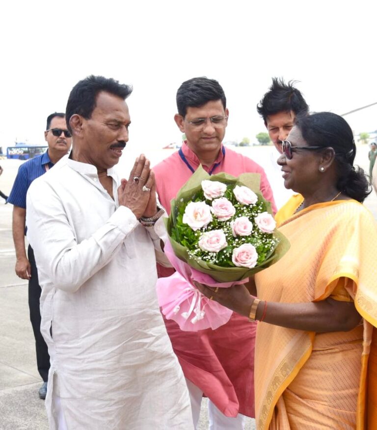 महामहिम राष्ट्रपति श्रीमती द्रौपदी मुर्मू को मंत्री श्री तुलसीराम सिलावट ने इंदौर विमानतल पर ससम्मान विदाई दी