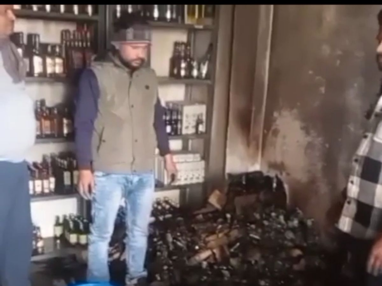 दुकान में लगी आग लाखों की शराब जली