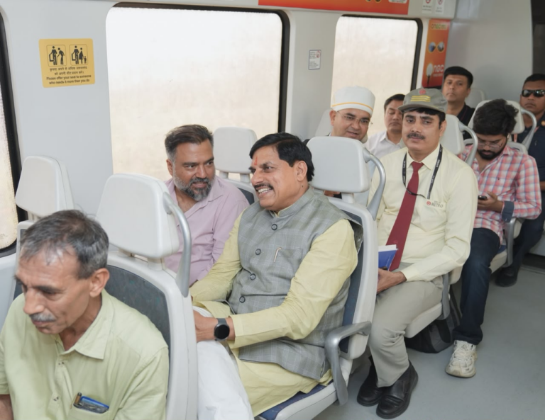 दिल्ली मेट्रो में सफर कर CM मोहन यादव ने दिया ग्रीन मोबिलिटी का संदेश