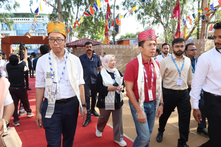 ब्रिक्स कृषि सम्मेलन के विदेशी प्रतिनिधियों ने किया ग्रामीण हाट का भ्रमण