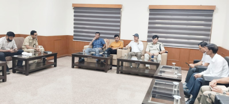 संभागायुक्त डॉ. सुदाम खाड़े ने ओंकारेश्वर में तैयारियों का जायजा लिया