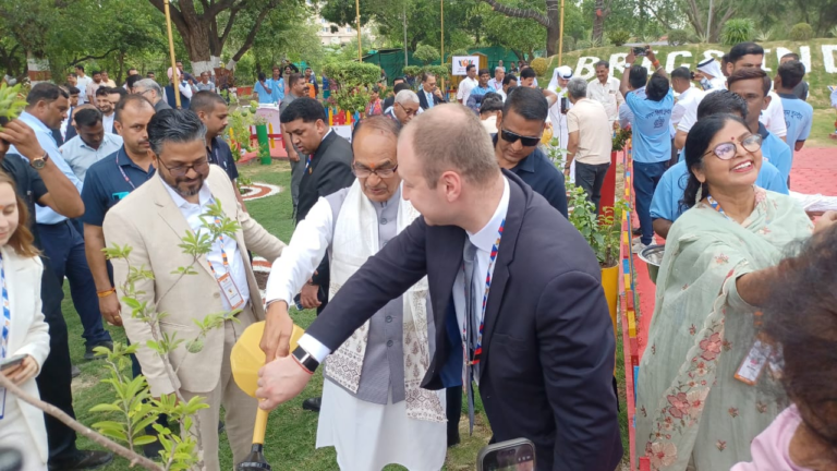 ब्रिक्स देशों के कृषि मंत्रियों ने इंदौर मेघदूत गार्डन में किया पौधरोपण