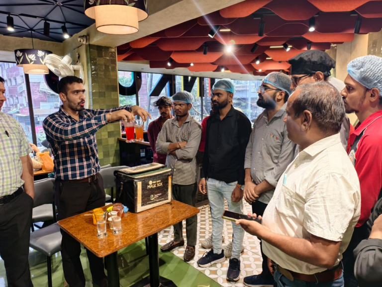 इंदौर के हॉस्टलों में गहन जांच अभियान: विभिन्न छात्रावासों एवं खाद्य प्रतिष्ठानों से 16 नमूने लिए गए