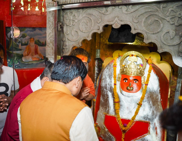 मुख्यमंत्री डॉ. मोहन यादव ने प्राचीन श्री वीरगढ़ी हनुमान मंदिर परिसर की बावड़ी का किया निरीक्षण