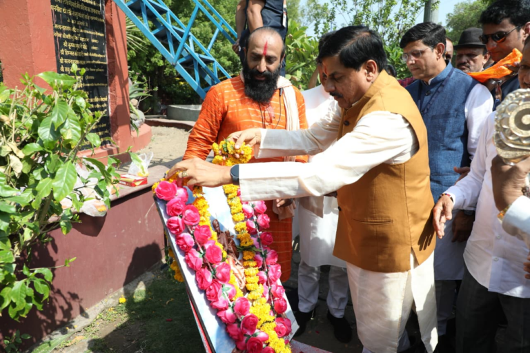 मुख्यमंत्री डॉ. मोहन यादव ने इंदौर के किला मैदान पर वीरांगना रानी लक्ष्मीबाई की प्रतिमा पर किया माल्यार्पण
