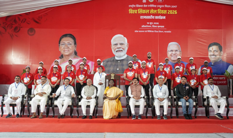 राष्ट्रपति श्रीमती द्रौपदी मुर्मु ने विश्व सिकलसेल दिवस के राज्य स्तरीय कार्यक्रम में लगाई गई प्रदर्शनी का किया अवलोकन