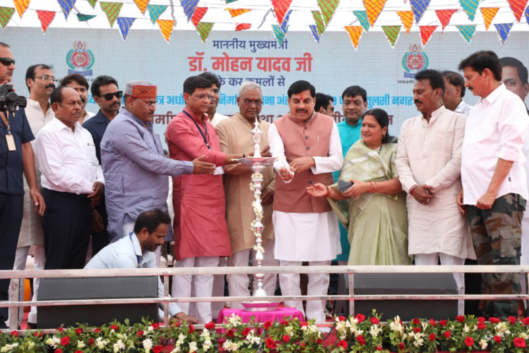 मुख्यमंत्री डॉ. मोहन यादव ने तुलसी नगर पुलिया से निपानिया तक सड़क निर्माण कार्य का किया भूमिपूजन