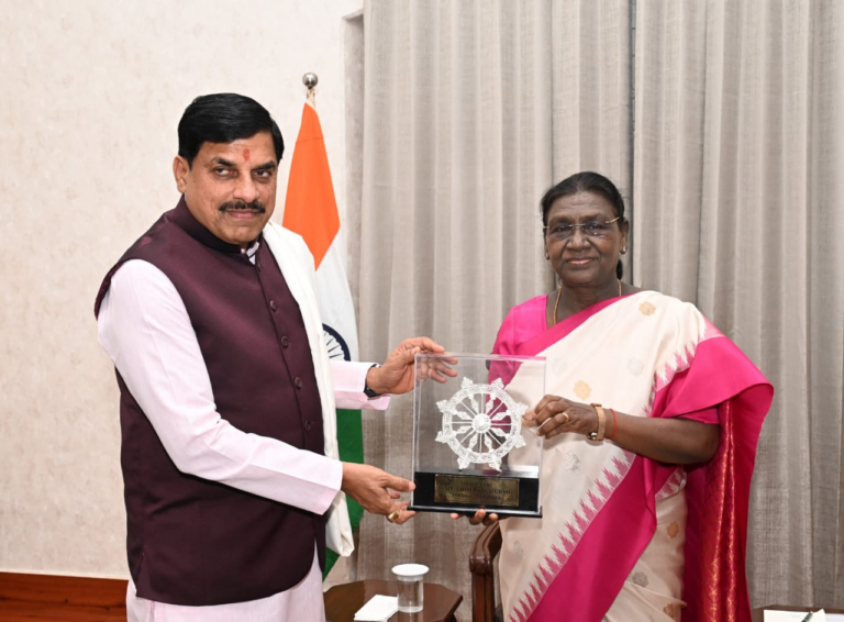 महामहिम राष्ट्रपति श्रीमती मुर्मु से मुख्यमंत्री डॉ. यादव की सौजन्य भेंट, स्मृति चिन्हों का हुआ आदान-प्रदान