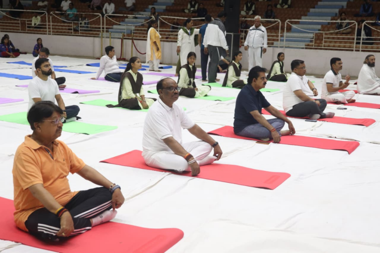 अंतर्राष्ट्रीय योग दिवस पर इंदौर में हुआ भव्य सामूहिक योग