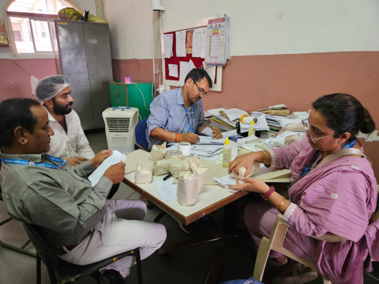 कलेक्टर श्री शिवम वर्मा के निर्देश पर शैक्षणिक संस्थानों के मेस-कैंटीनों का सघन निरीक्षण