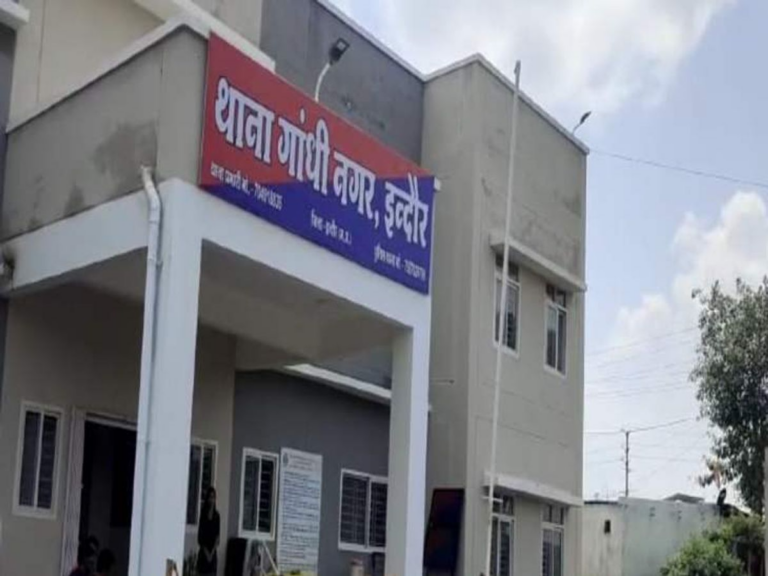इंदौर के गांधी नगर में दो पक्षों में विवाद:एक-दूसरे को लाठी-डंडों से पीटा, महिलाओं की शिकायत पर दोनों पक्षों के खिलाफ एफआईआर,पुलिस जांच में जुटी