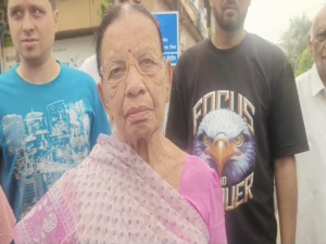 इंदौर में जैन मंदिर जा रही महिला से चेन लूटी:पीछा करने वालों को हथियार दिखाकर भागे बदमाश, सीसीटीवी फुटेज खंगाल रही पुलिस