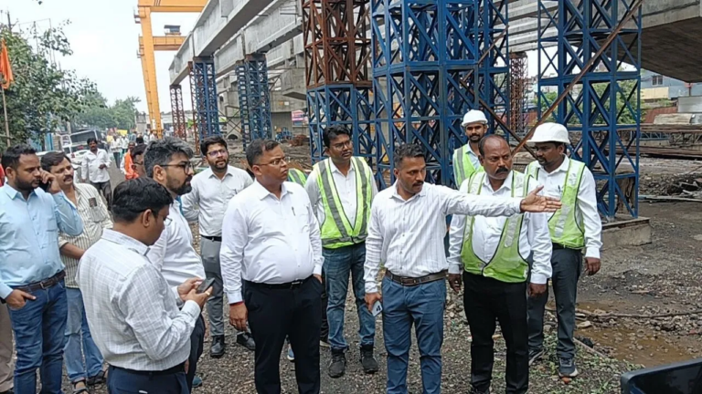 निर्माणाधीन मुसाखेड़ी ओव्हरब्रिज का कलेक्टर श्री शिवम वर्मा ने किया निरीक्षणनिर्माण कार्य में तेजी लाकर शीघ्र पूर्ण करने के दिए निर्देश