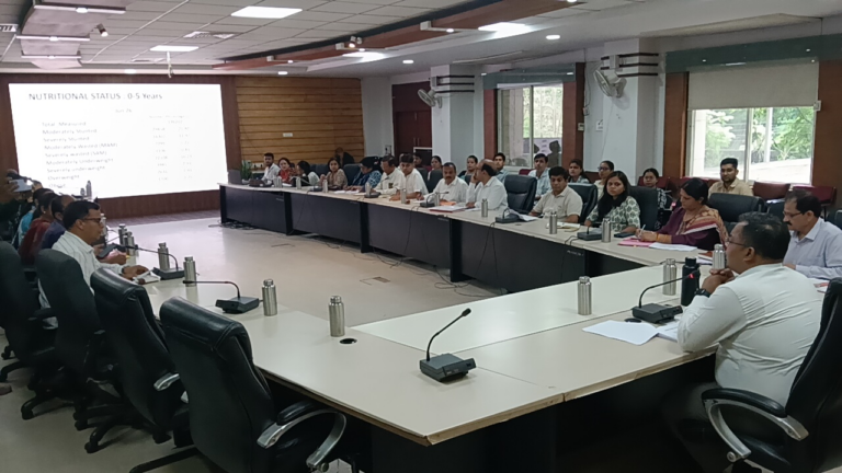 कुपोषण मुक्त इंदौर के लिए योजनाओं का प्रभावी क्रियान्वयन सुनिश्चित करें : कलेक्टर श्री शिवम वर्मा