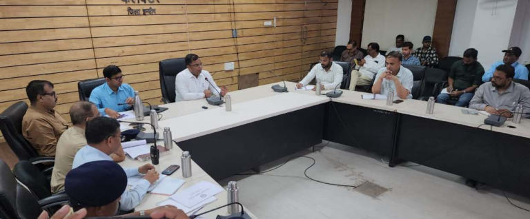 वर्षाकाल में जलजमाव को रोकने और ट्रैफिक व्यवस्था को सुगम बनाने के लिए कलेक्टर श्री शिवम वर्मा ने ली बैठक