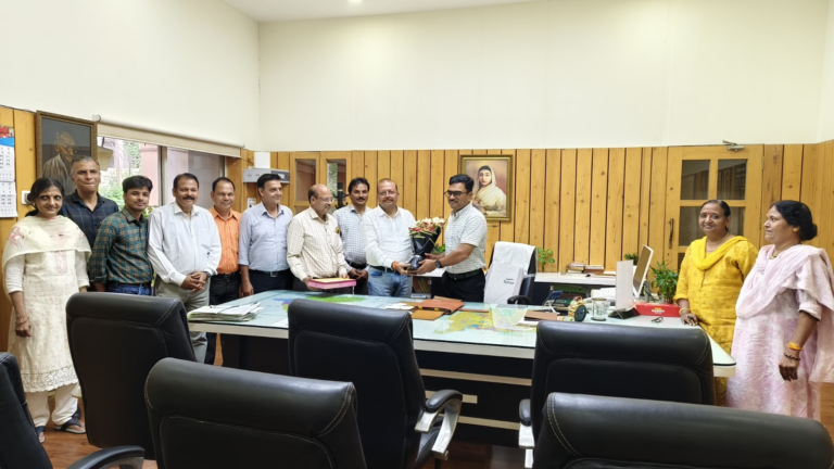 पदोन्नति मिलने पर कर्मचारियों ने संभागायुक्त डॉ. सुदाम खाड़े का जताया आभार