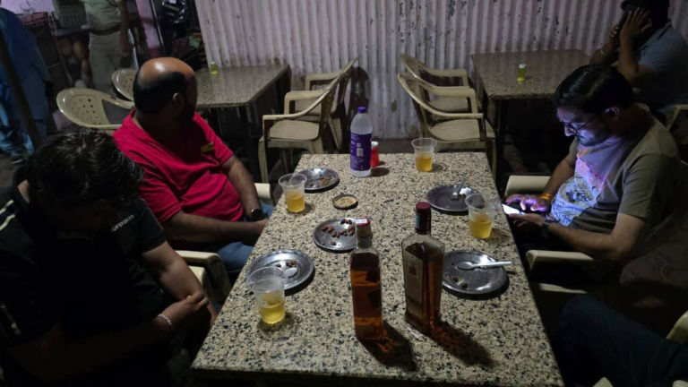 ढाबों पर आबकारी विभाग का सघन अभियान, 23 प्रकरण दर्ज