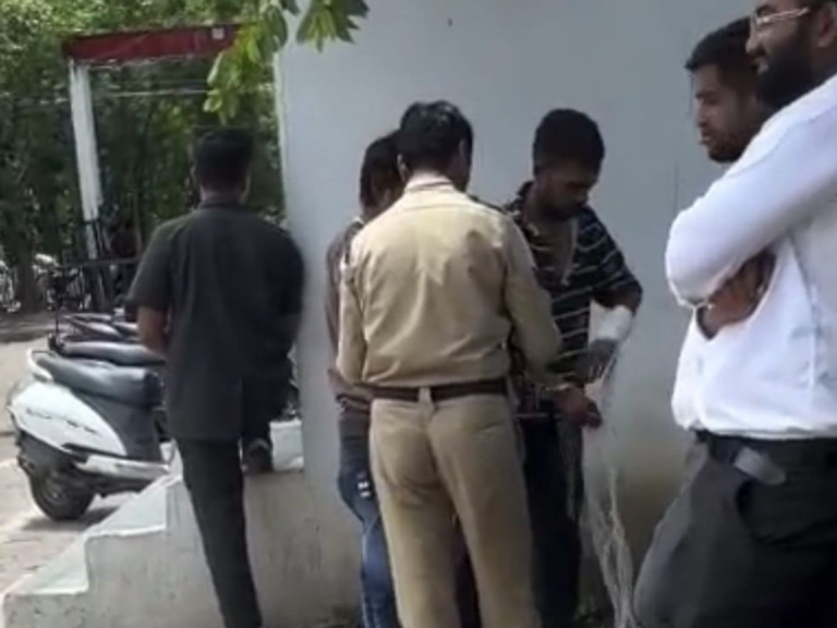 इंदौर-आरोपियों के जुलूस के बाद जेल गेट पर खोले पट्टे:हीरानगर पुलिस की कार्रवाई पर उठे सवाल, एसीपी ने जांच के दिए निर्देश