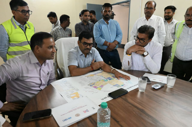 संभागायुक्त डॉ. सुदाम खाड़े ने धार जिले का किया दौरा, पीएम मित्रा पार्क एवं आधुनिक उद्यानिकी परियोजनाओं का लिया जायजा