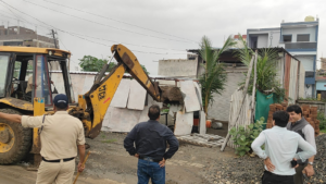 कलेक्टर श्री शिवम वर्मा के निर्देशन में महू में अवैध शराब कारोबार पर बड़ी कार्रवाई