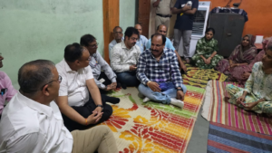 संभागायुक्त श्री लक्षकार ने अंगदानी स्व. गौरव दवे के परिवार से की भेंट
