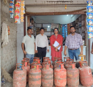 गैस सिलेंडर के अवैध भंडारण और रिफिलिंग पर खाद्य विभाग की बड़ी छापामार कार्रवाई