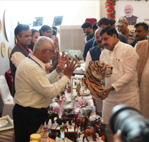 राष्ट्रीय हथकरघा सप्ताह के अवसर पर इंदौर के राष्ट्रीय अवॉर्डी शरीफ खान की कलाकृति से मुख्यमंत्री डॉ. मोहन यादव हुए प्रभावित