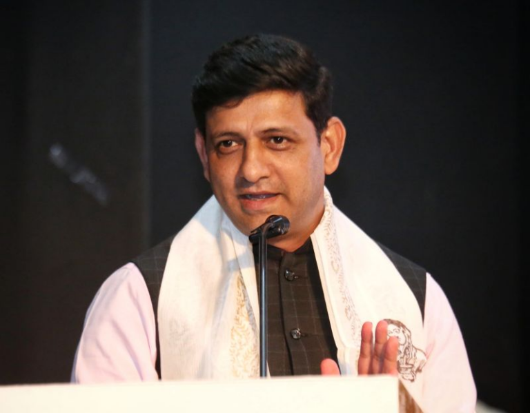 महापौर के काम से गदगद हुए मुख्यमंत्री, मंच से पुष्यमित्र भार्गव की जमकर तारीफ,कैलाश विजयवर्गीय ने भी महापौर के कामों की सराहना की