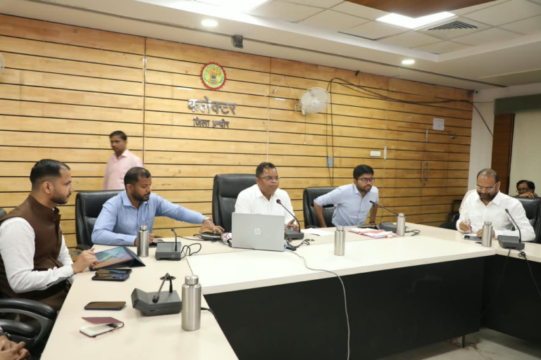 सीएम हेल्पलाइन के प्रत्येक आवेदन को गंभीरता से अटेंड कर समय-सीमा में करे निराकृत -कलेक्टर श्री वर्मा ने दिये निर्देश