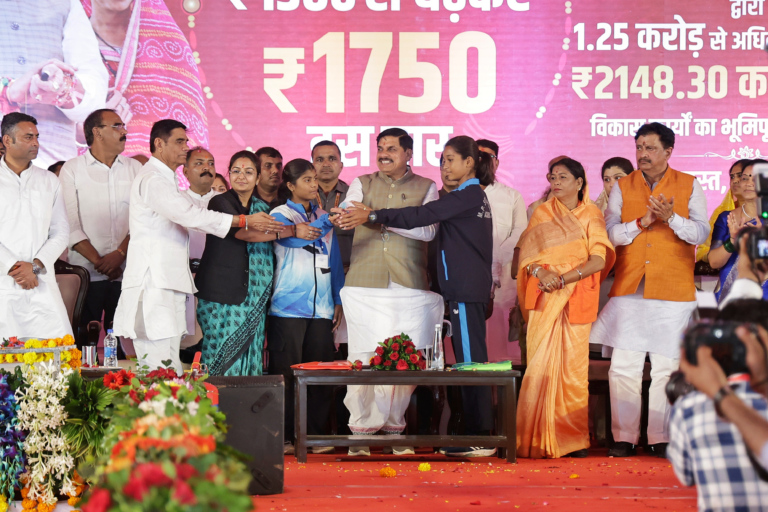 ‘फूलों का तारों का…,’ गाते-गाते सीएम डॉ. मोहन ने लाड़ली बहनों को दिया गिफ्ट, 1500 के साथ मिला 250 रुपये का शगुन