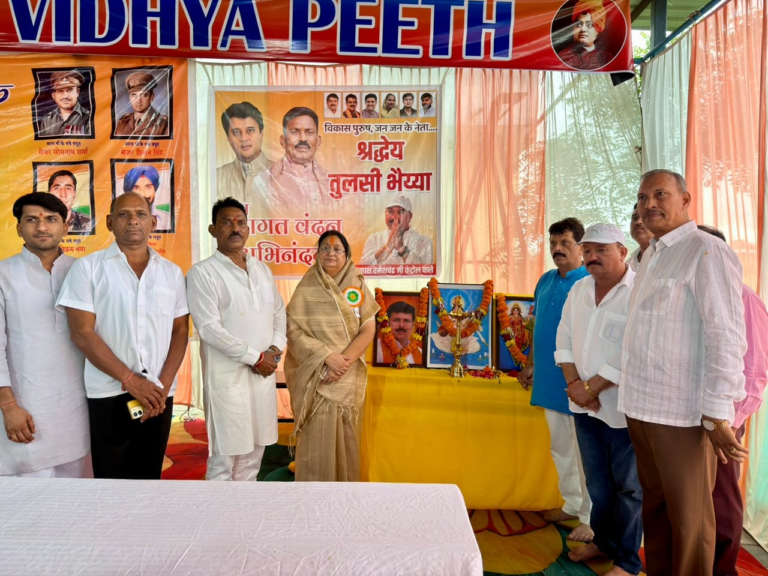 मंत्री श्री तुलसीराम सिलावट एवं विधायक श्रीमती मालिनी गौड़ ने कंपेल के 1100 विद्यार्थियों को वितरित कीं साइकिलें एवं कॉपिया