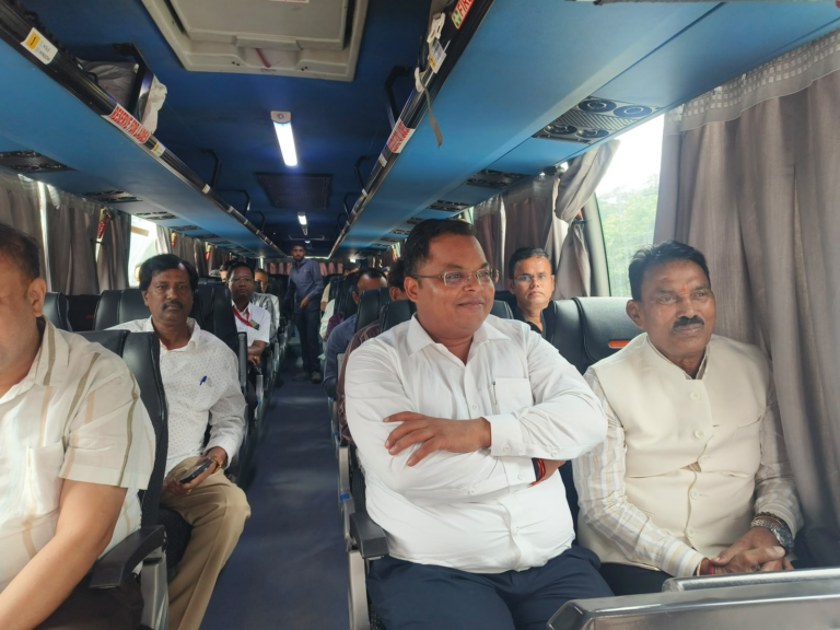 मंत्री, कलेक्टर और अधिकारी एक ही बस से जन-विश्वास शिविर के लिए रवाना