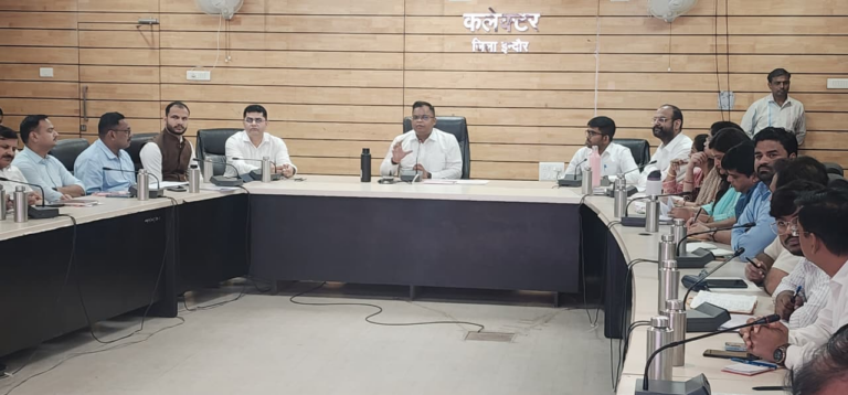 50 दिनों से अधिक लंबित प्रकरणों का निराकरण प्राथमिकता के साथ गुणवत्तापूर्ण किया जाए : कलेक्टर श्री शिवम वर्मा