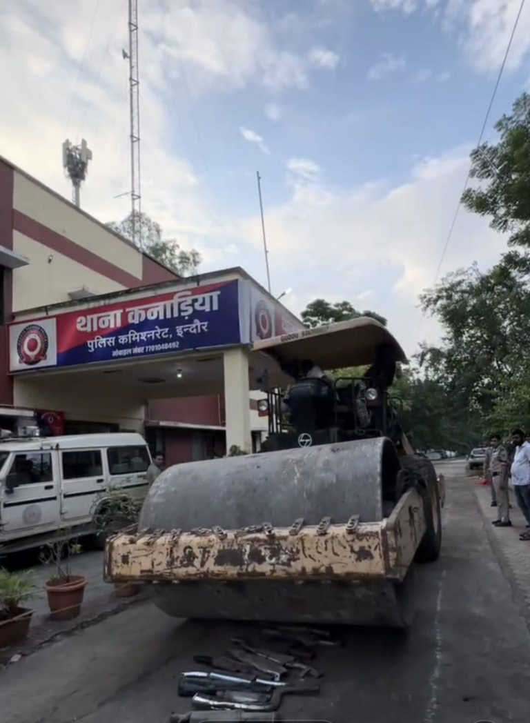 पुलिस थाना कनाडिया जोन 02 इंदौर की प्रभावी कार्यवाही…, तेज आवाज वाले 101 मॉडिफाइड सायलेंसर एवं 25 हेंड स्पीकर पर चला रोड रोलर