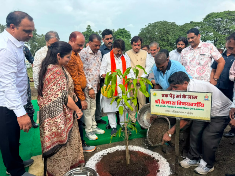 ‘एक पेड़ माँ के नाम’ अभियान के तहत कृषि महाविद्यालय में नगरीय प्रशासन मंत्री श्री कैलाश विजयवर्गीय ने किया 15 हजार पौधारोपण का शुभारंभ