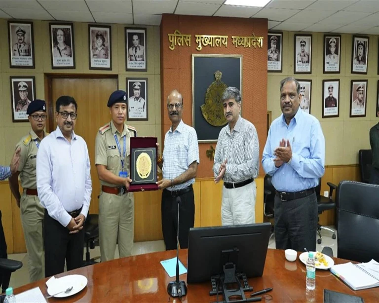 उत्तर पूर्वी पुलिस अकादमी के प्रशिक्षु पुलिस अधिकारियों ने की पुलिस महानिदेशक से भेंट
