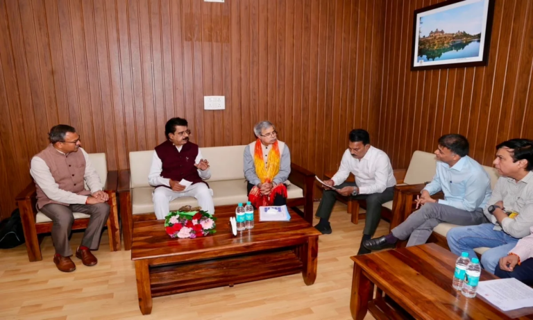 सांसद शंकर लालवानी ने रेलवे अधिकारियों को दिए सख्त निर्देश-