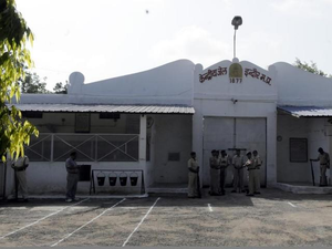 केन्द्रीय जेल इन्दौर में आर्ट ऑफ लिविंग संस्था द्वारा योग कार्यक्रम आयोजित