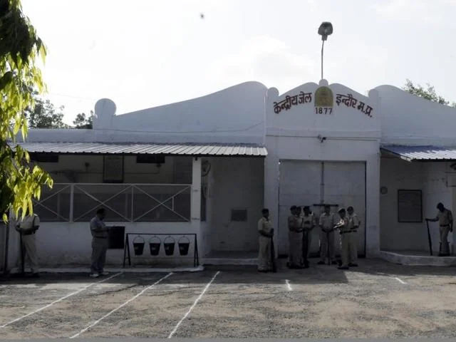 केन्द्रीय जेल इन्दौर में आर्ट ऑफ लिविंग संस्था द्वारा योग कार्यक्रम आयोजित